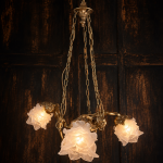 Lustre aux anges Hollywood Regency années 70 en bronze doré et tulipes en pâte de verre – élégance théâtrale
