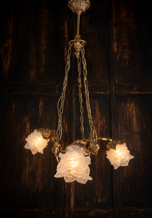 Lustre aux anges Hollywood Regency années 70 en bronze doré et tulipes en pâte de verre – élégance théâtrale
