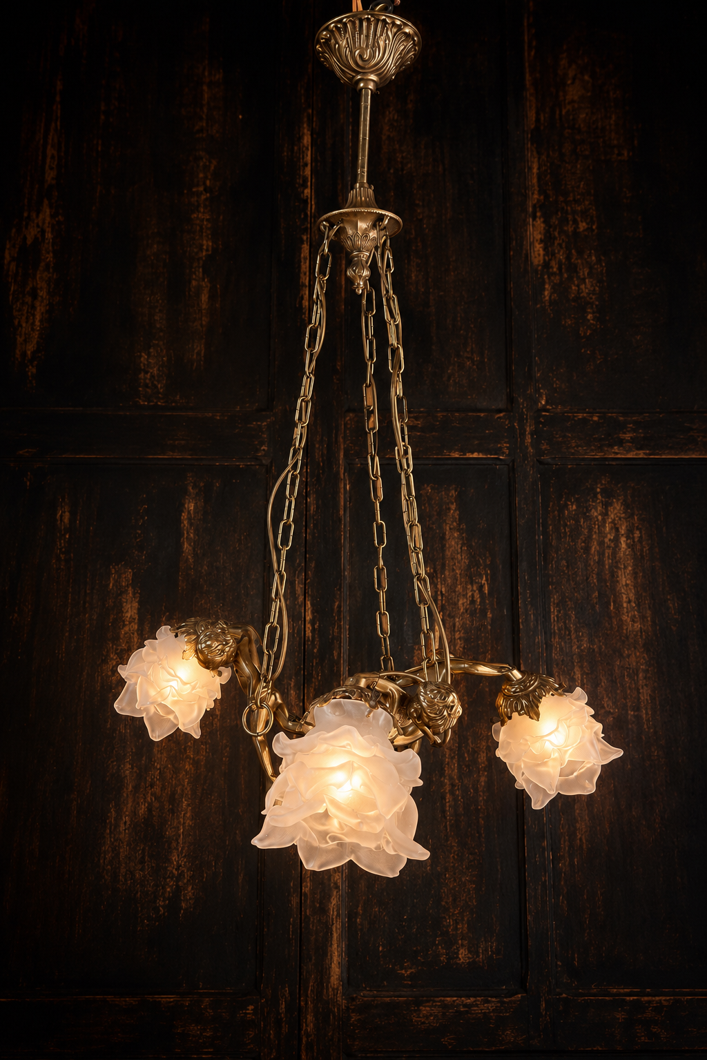 Lustre aux anges Hollywood Regency années 70 en bronze doré et tulipes en pâte de verre – élégance théâtrale