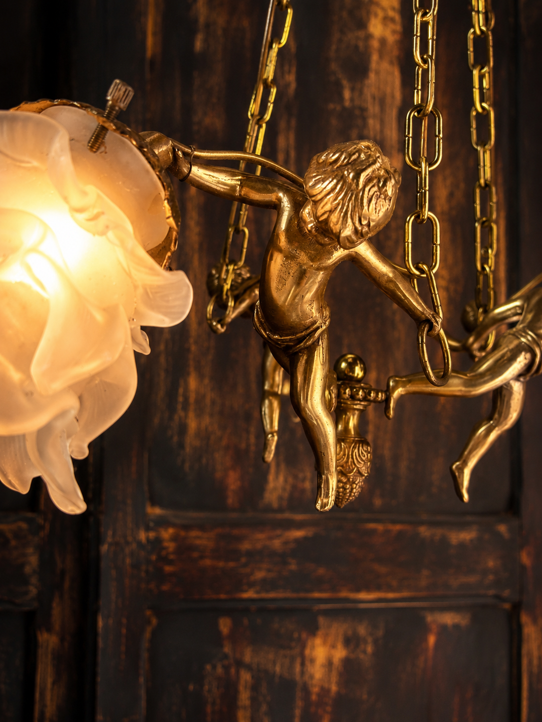 Lustre aux anges Hollywood Regency années 70 en bronze doré et tulipes en pâte de verre – élégance théâtrale