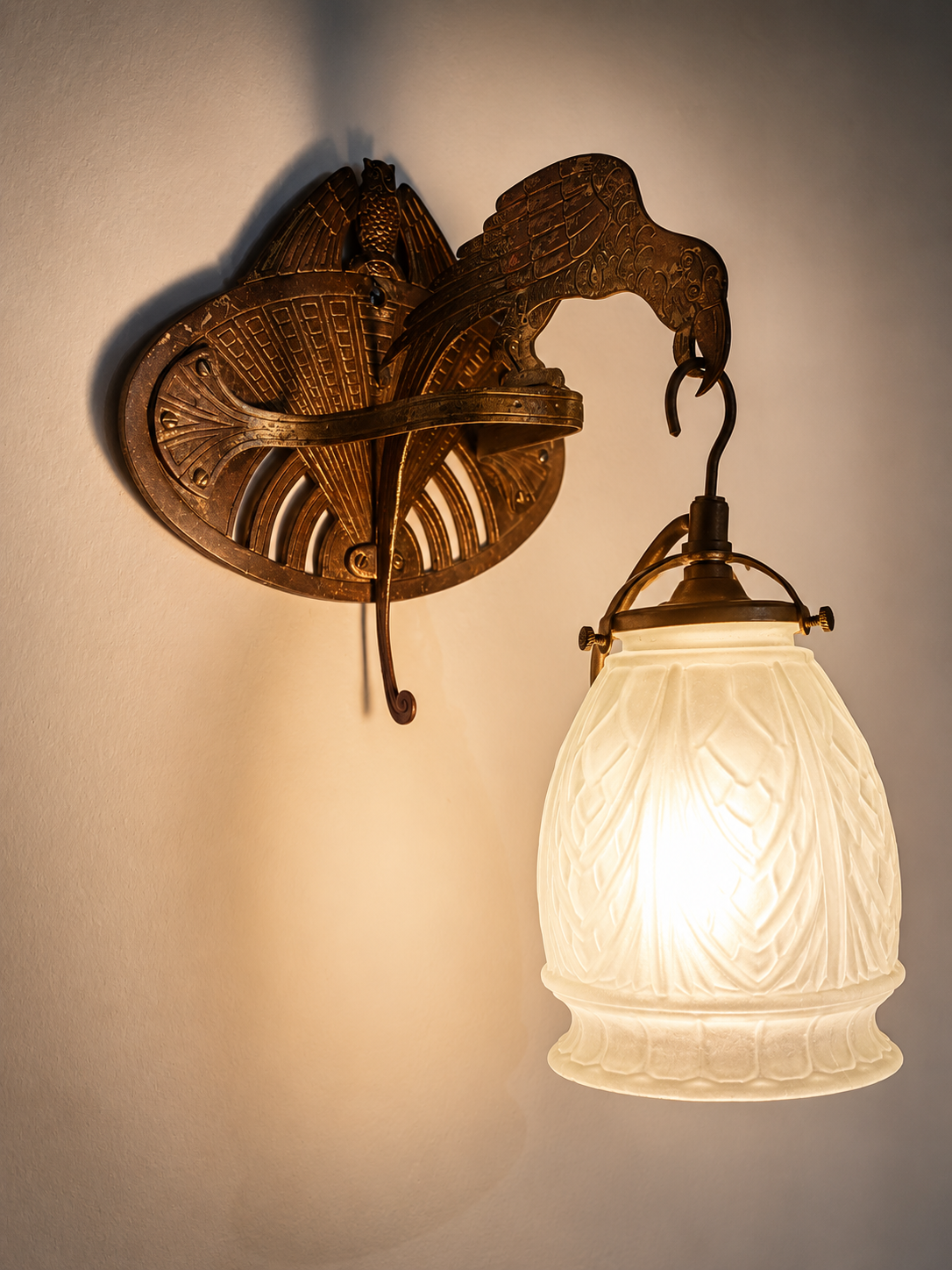 Applique Art Déco perroquet en métal – luminaire mural atypique TROP TARD ADOPTEE