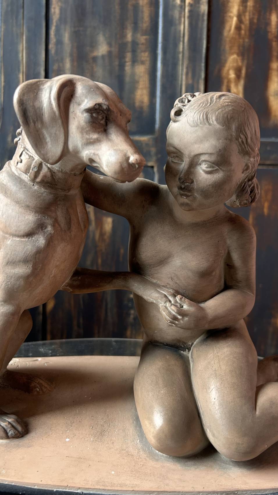 Sculpture Art déco la petite fille au chien en plâtre patine signé Mélani – Image 3