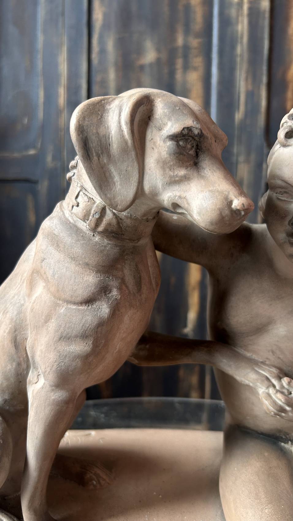 Sculpture Art déco la petite fille au chien en plâtre patine signé Mélani – Image 7