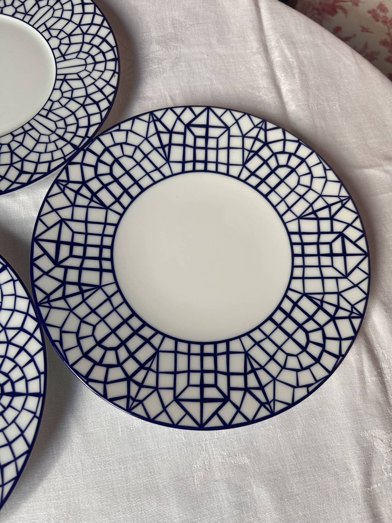 Suite de 6 grandes assiettes plates en porcelaine de Limoges Patrick Knock – collection Extraform – Image 4
