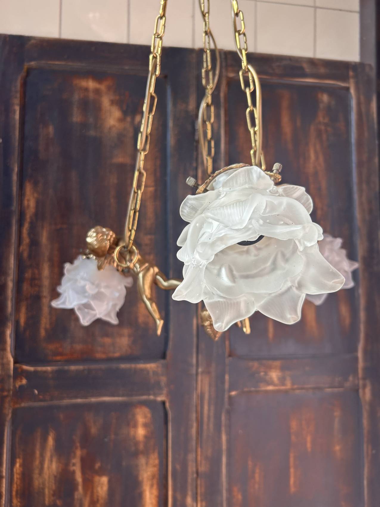 Lustre aux anges en bronze doré – élégance théâtrale – Image 16