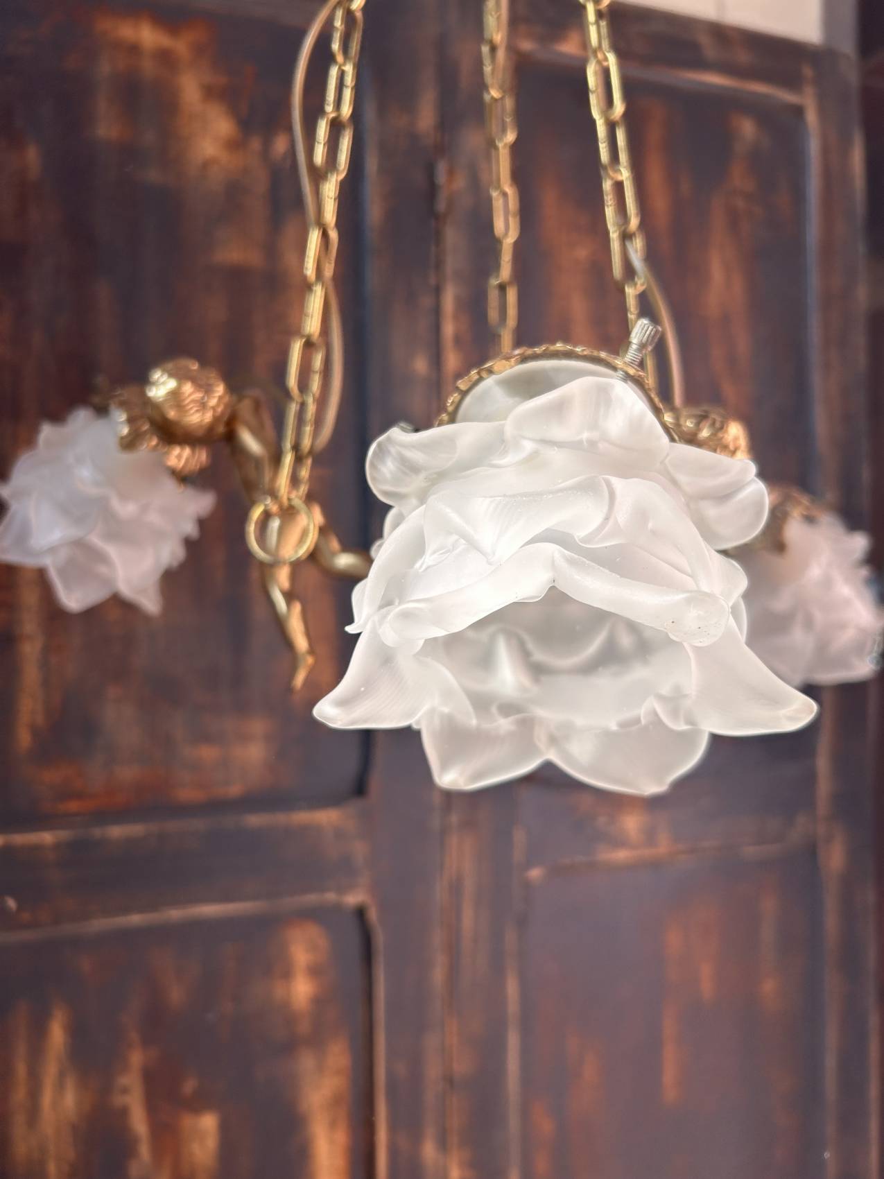 Lustre aux anges Hollywood Regency années 70 en bronze doré et tulipes en pâte de verre – élégance théâtrale