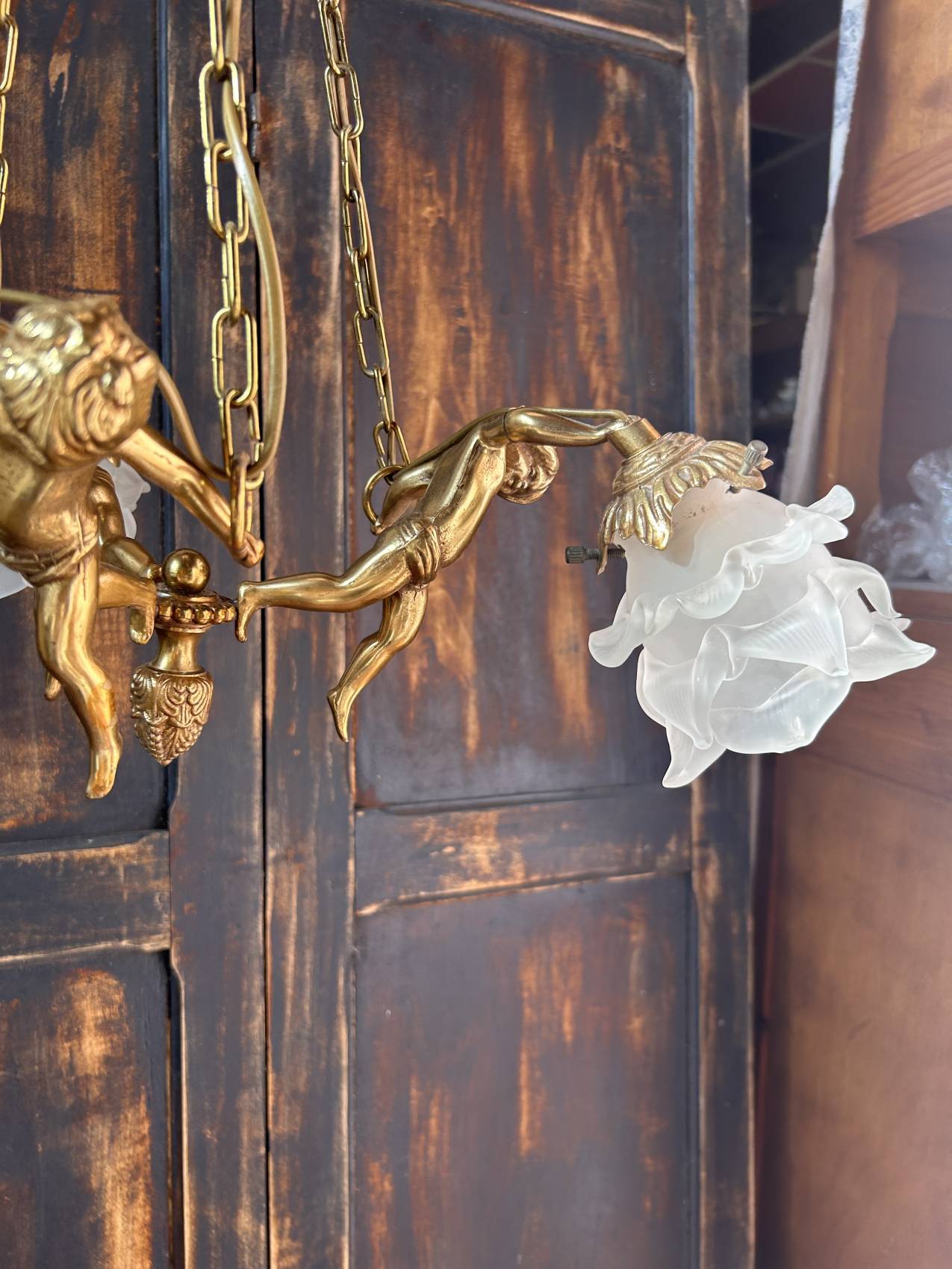 Lustre aux anges Hollywood Regency années 70 en bronze doré et tulipes en pâte de verre – élégance théâtrale