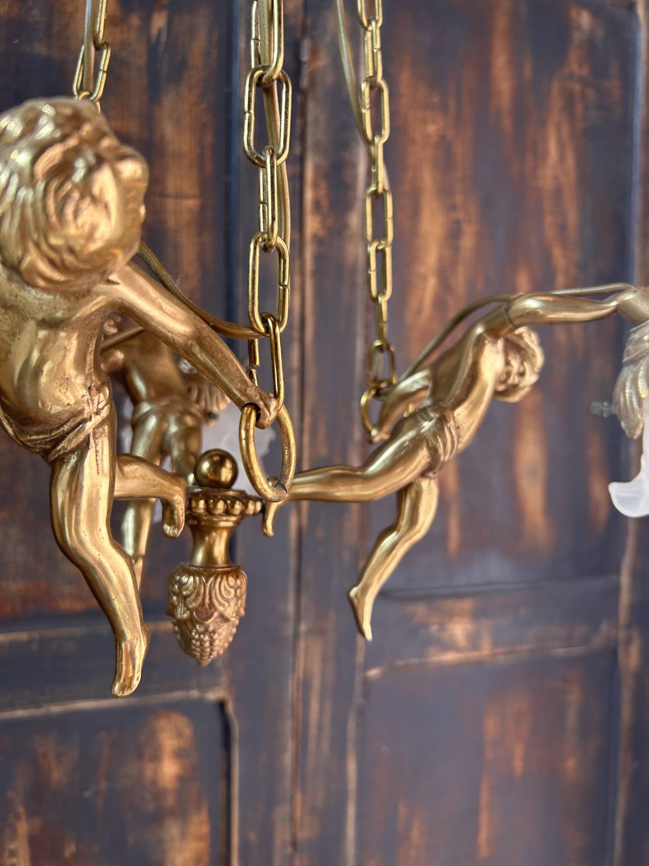 Lustre aux anges en bronze doré – élégance théâtrale – Image 9