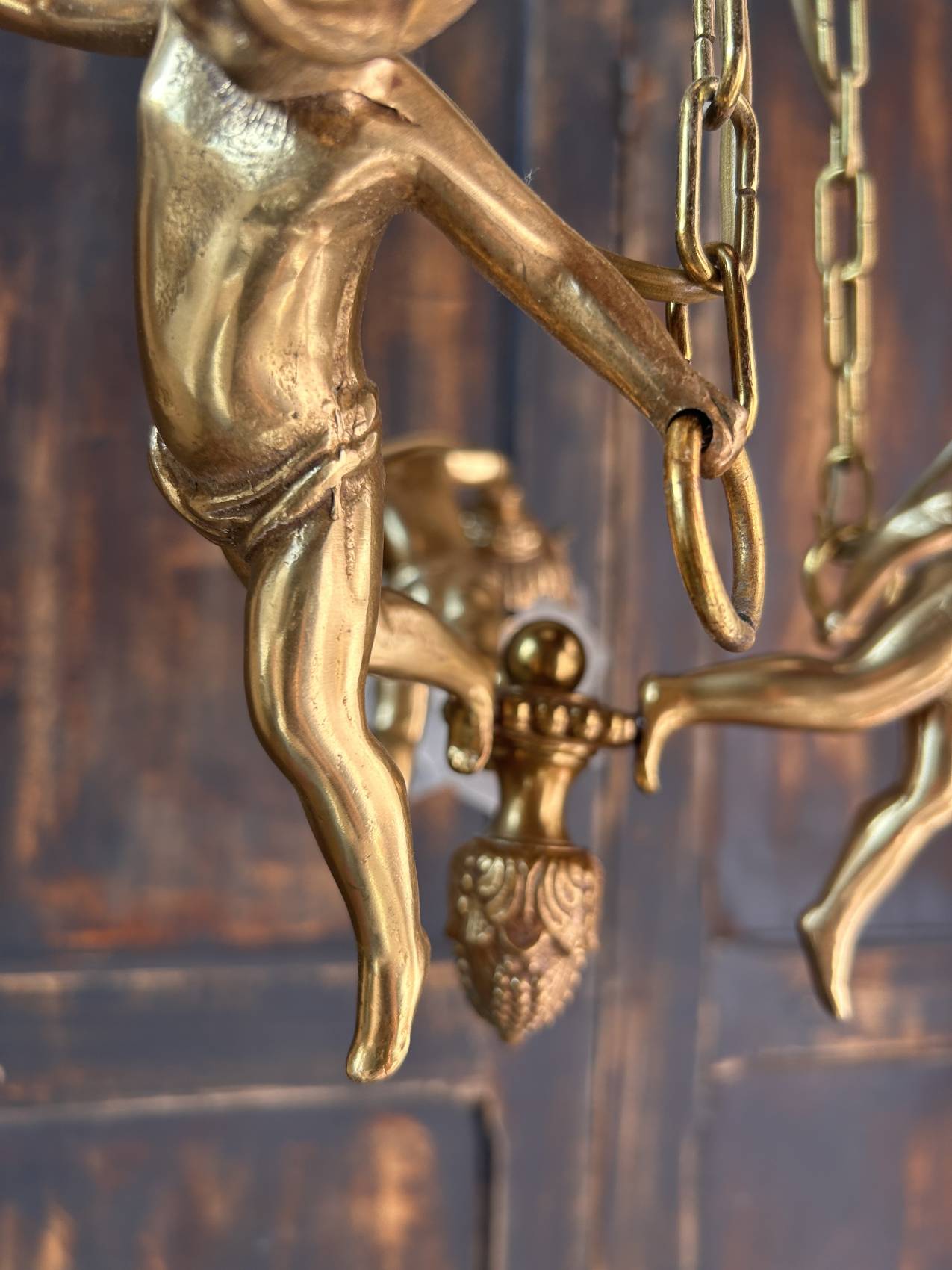 Lustre aux anges en bronze doré – élégance théâtrale – Image 6