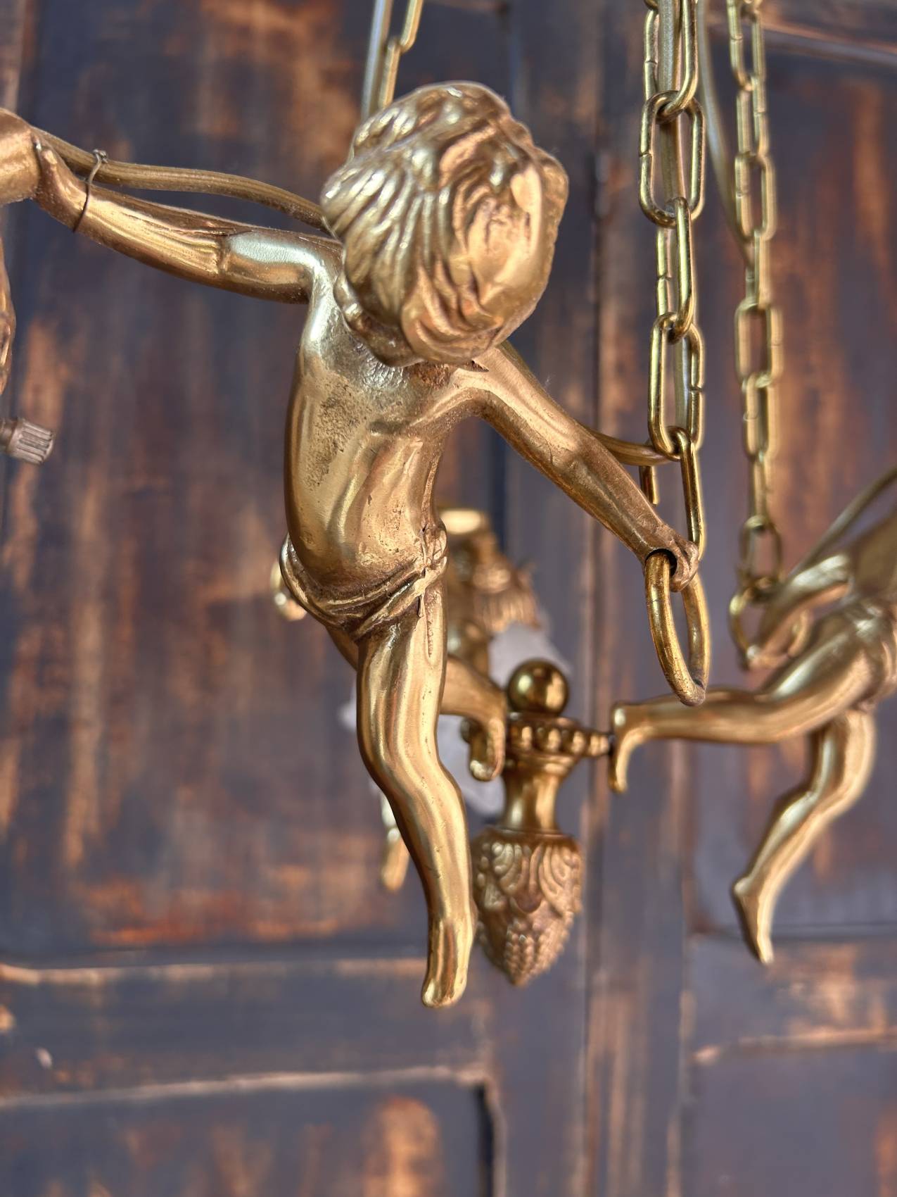 Lustre aux anges en bronze doré – élégance théâtrale – Image 12