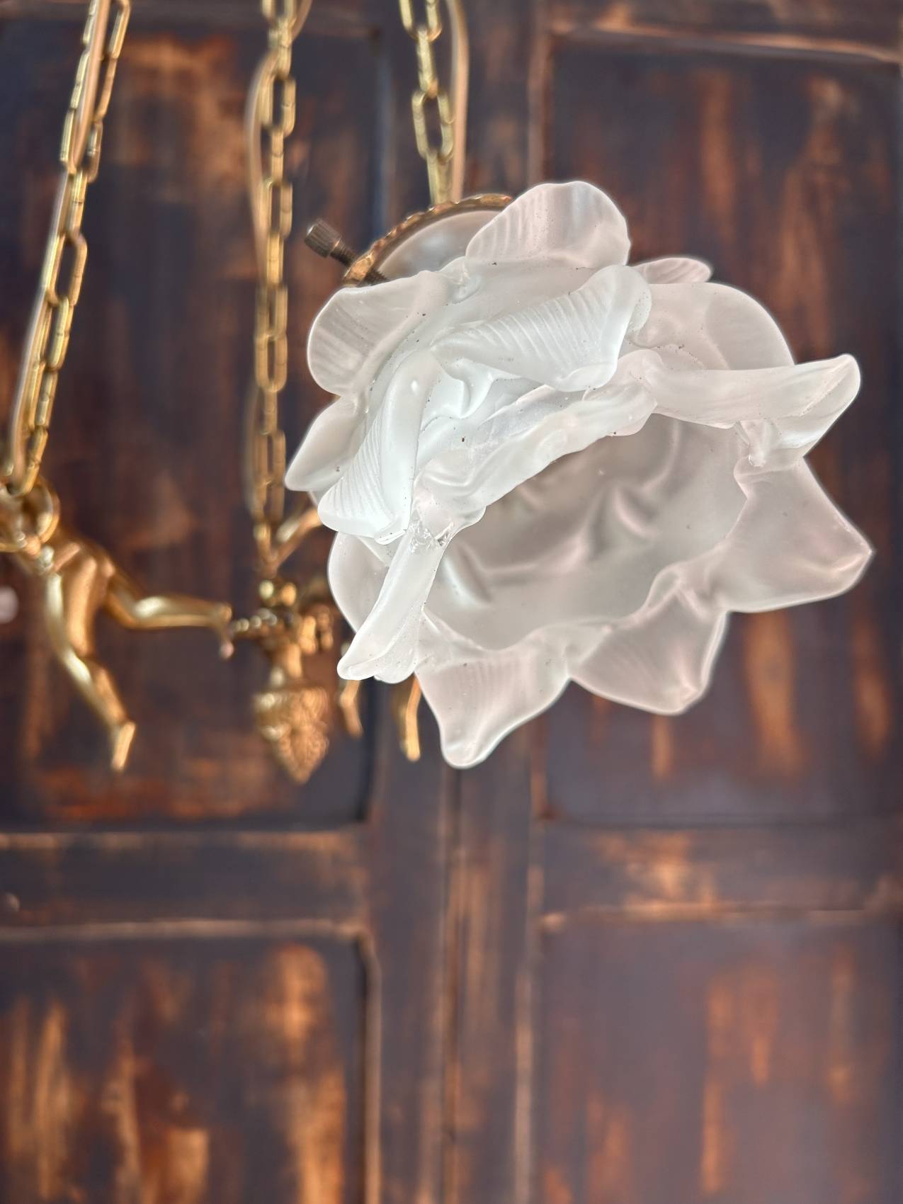 Lustre aux anges en bronze doré – élégance théâtrale – Image 8