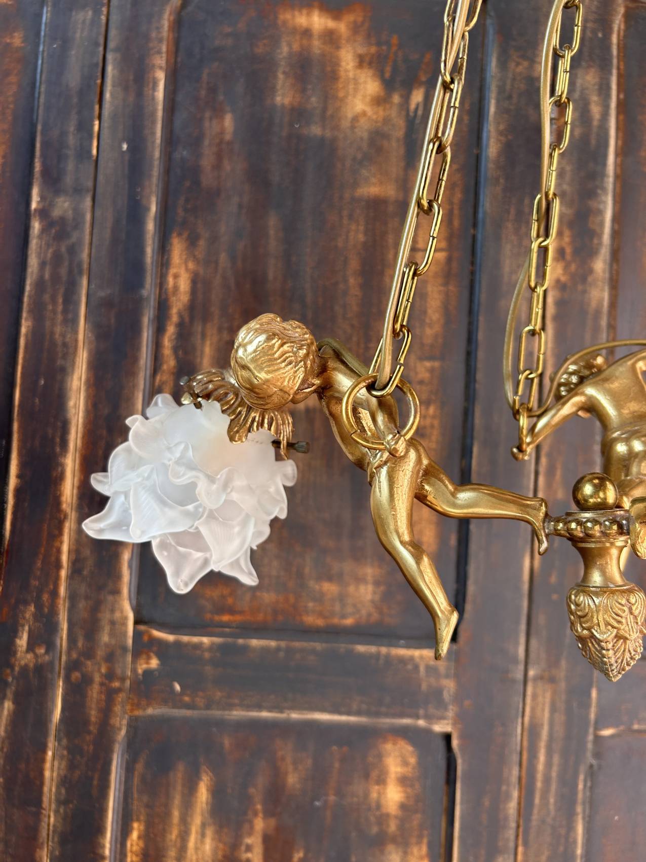 Lustre aux anges en bronze doré – élégance théâtrale – Image 7