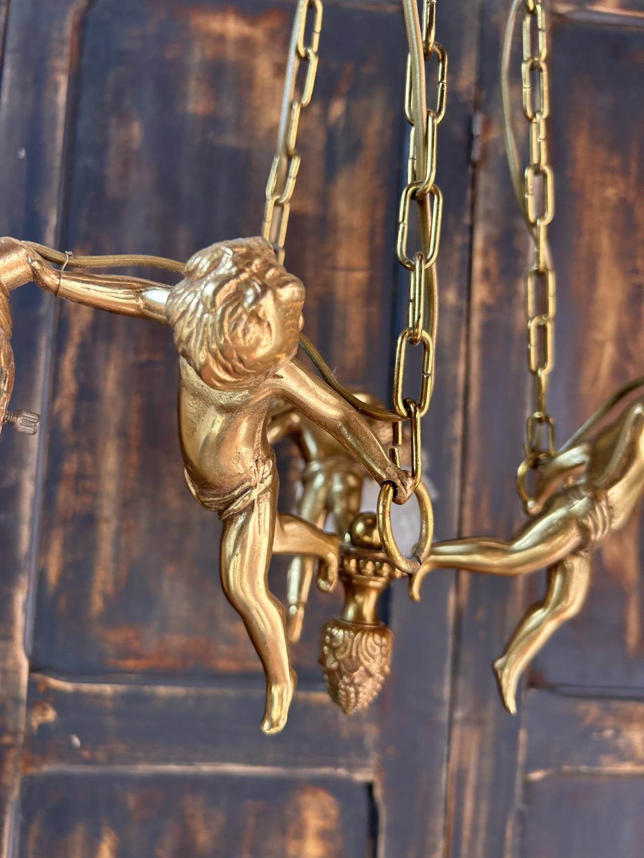 Lustre aux anges en bronze doré – élégance théâtrale – Image 15
