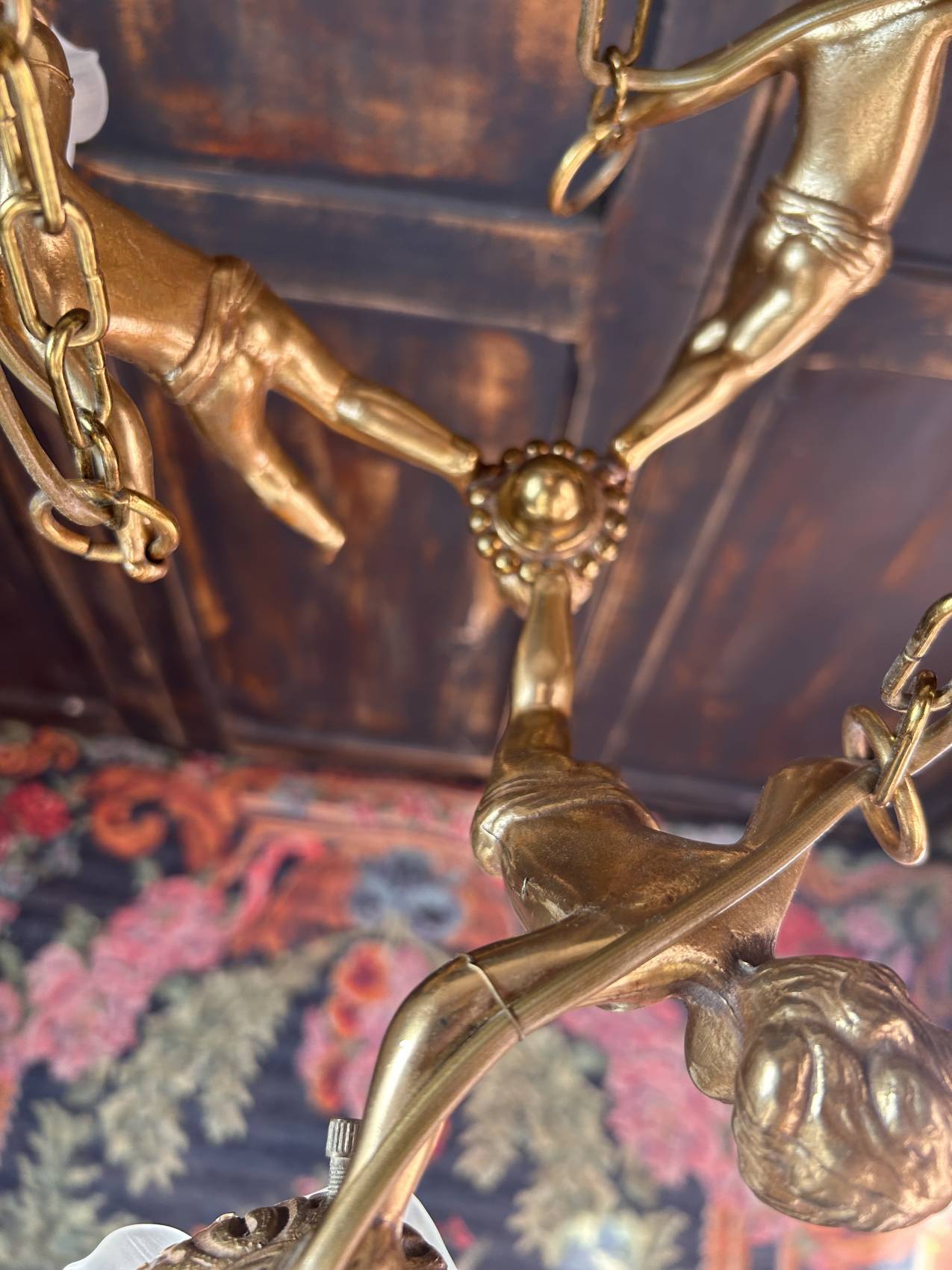 Lustre aux anges en bronze doré – élégance théâtrale – Image 17