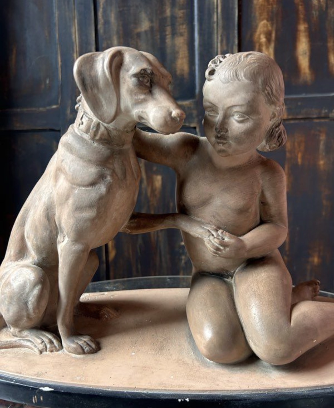 Sculpture Art déco la petite fille au chien en plâtre patine signé Mélani – Image 2