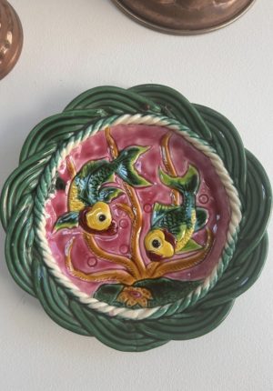 Assiette murale vintage en barbotine Vallauris années 60 – décor poisson
