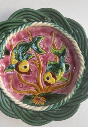 Assiette murale vintage en barbotine Vallauris années 60 – décor poisson