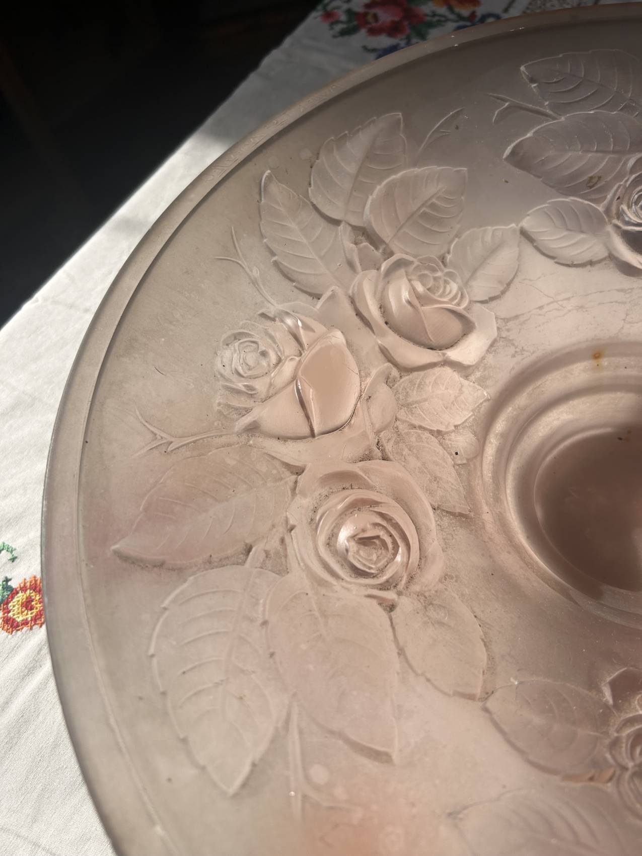 Grande coupe en verre rose signée Frères Muller – 40 cm rareté romantique à souhait