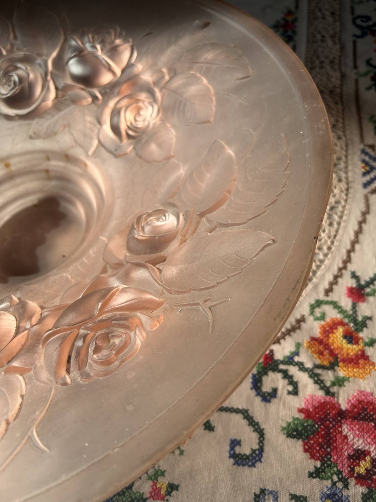 Grande coupe en verre rose signée Frères Muller – 40 cm rareté romantique à souhait