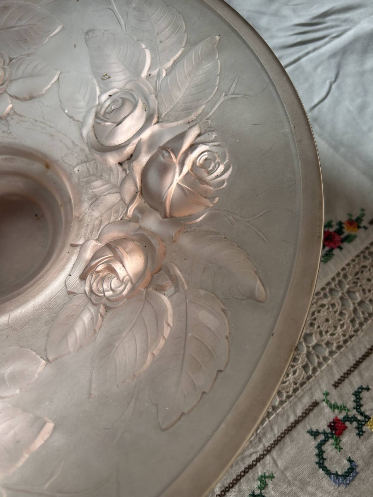 Grande coupe en verre rose signée Frères Muller – 40 cm rareté romantique à souhait