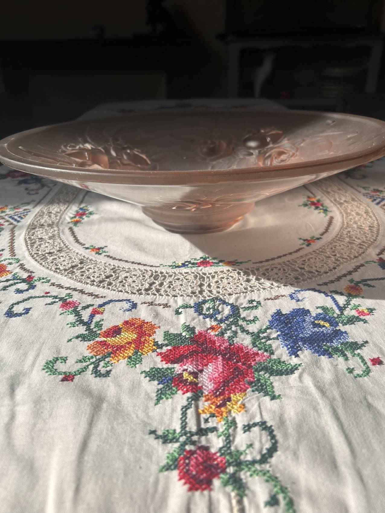 Grande coupe en verre rose signée Frères Muller – 40 cm rareté romantique à souhait