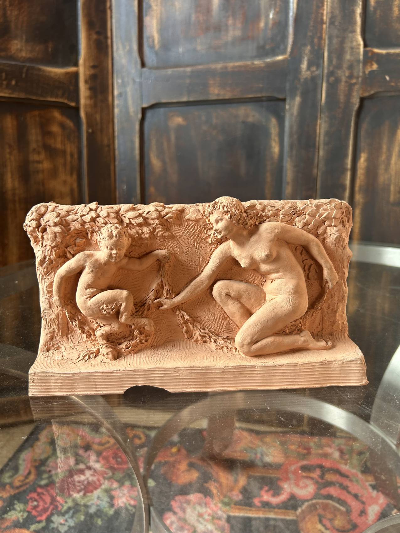 Bas-relief ancien en terre cuite XIXe – Vénus et petit faune