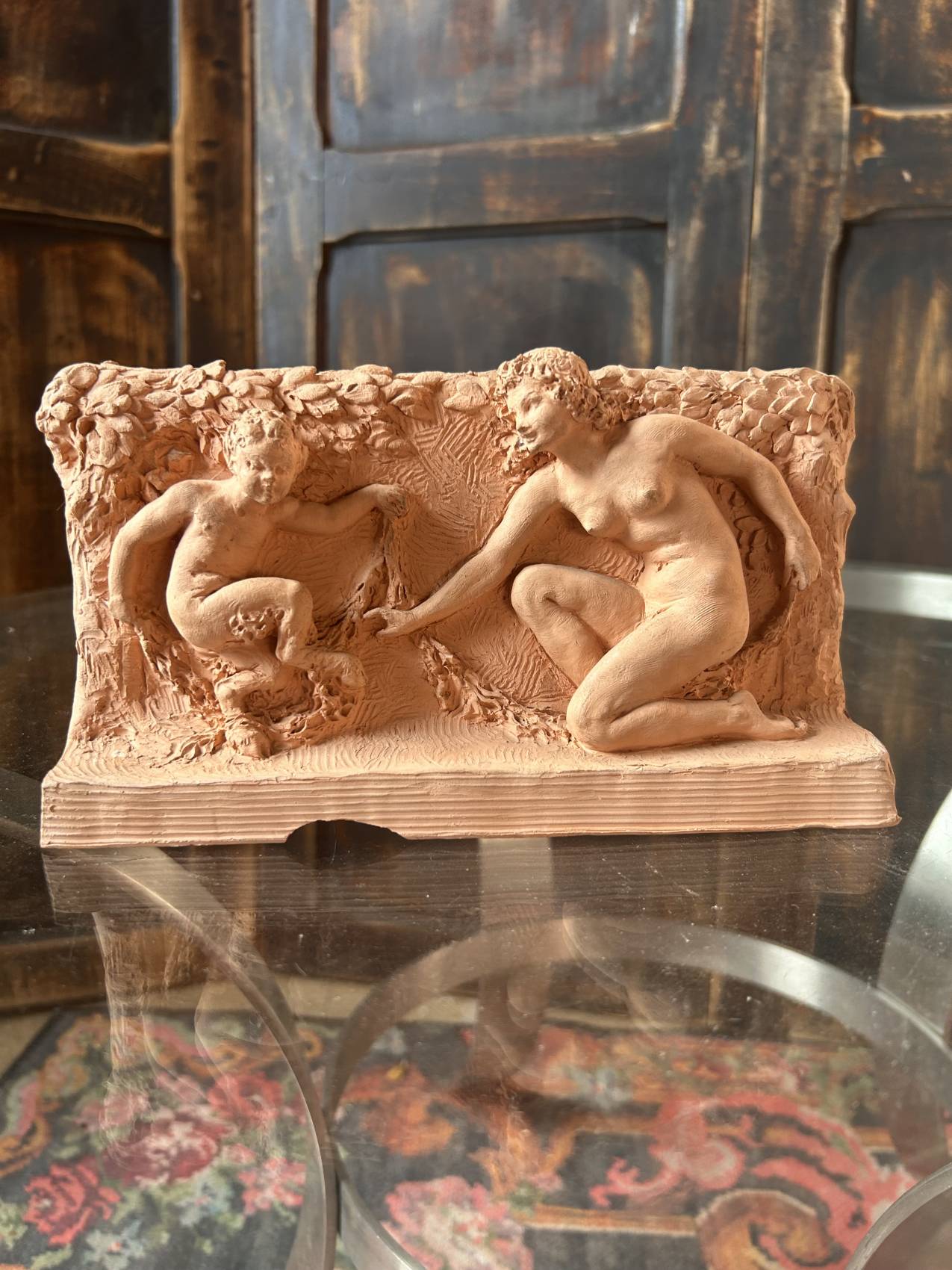 Bas-relief ancien en terre cuite XIXe – Vénus et petit faune – Image 2