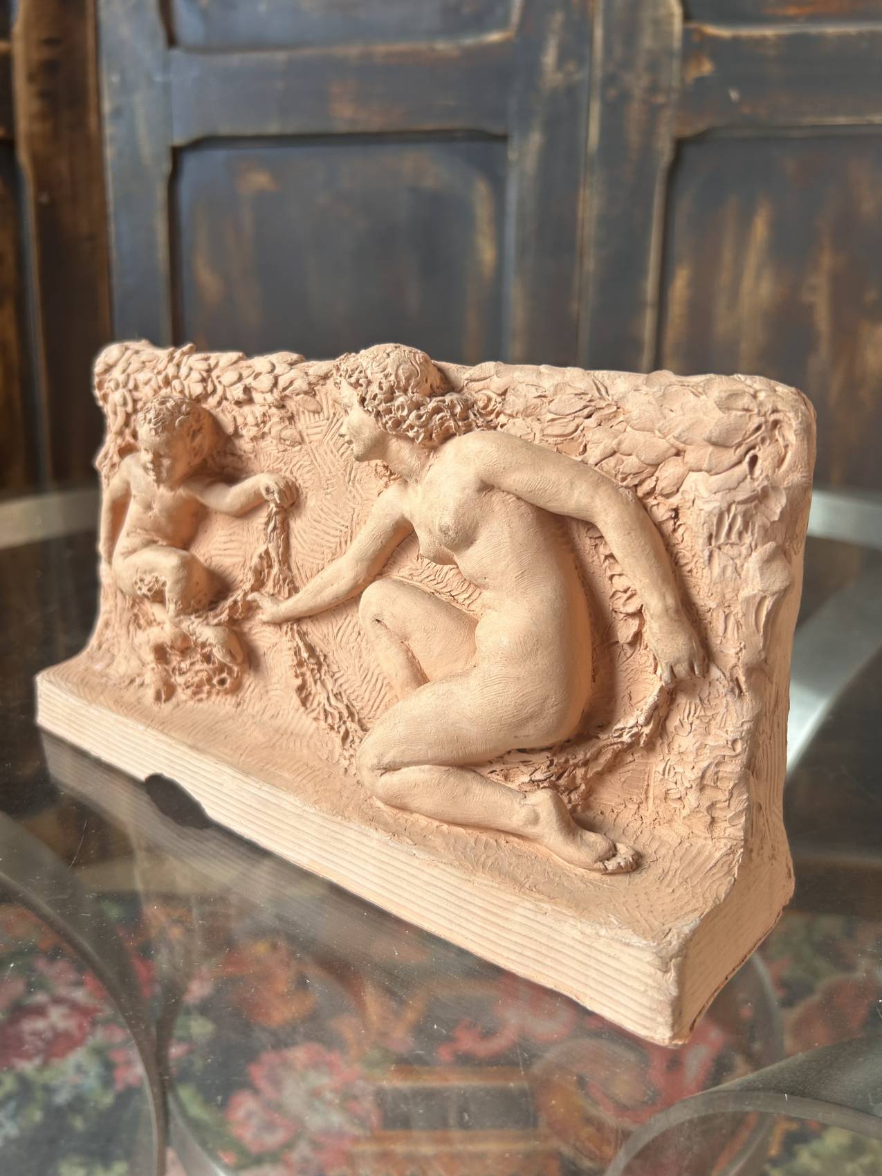 Bas-relief ancien en terre cuite XIXe – Vénus et petit faune