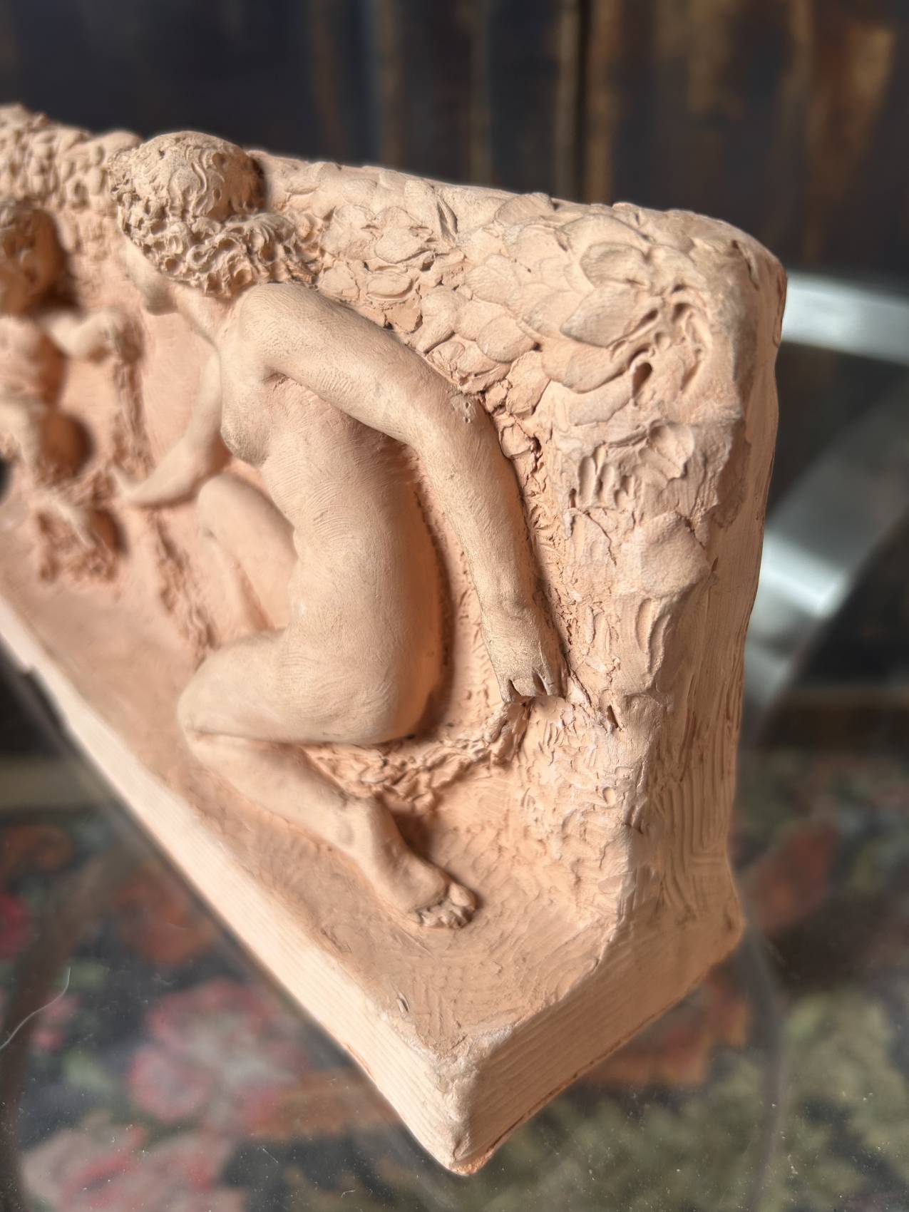 Bas-relief ancien en terre cuite XIXe – Vénus et petit faune