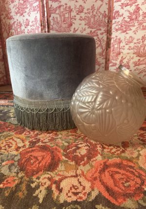 Pouf vintage années 60 en velours bleu ciel chic et pratique
