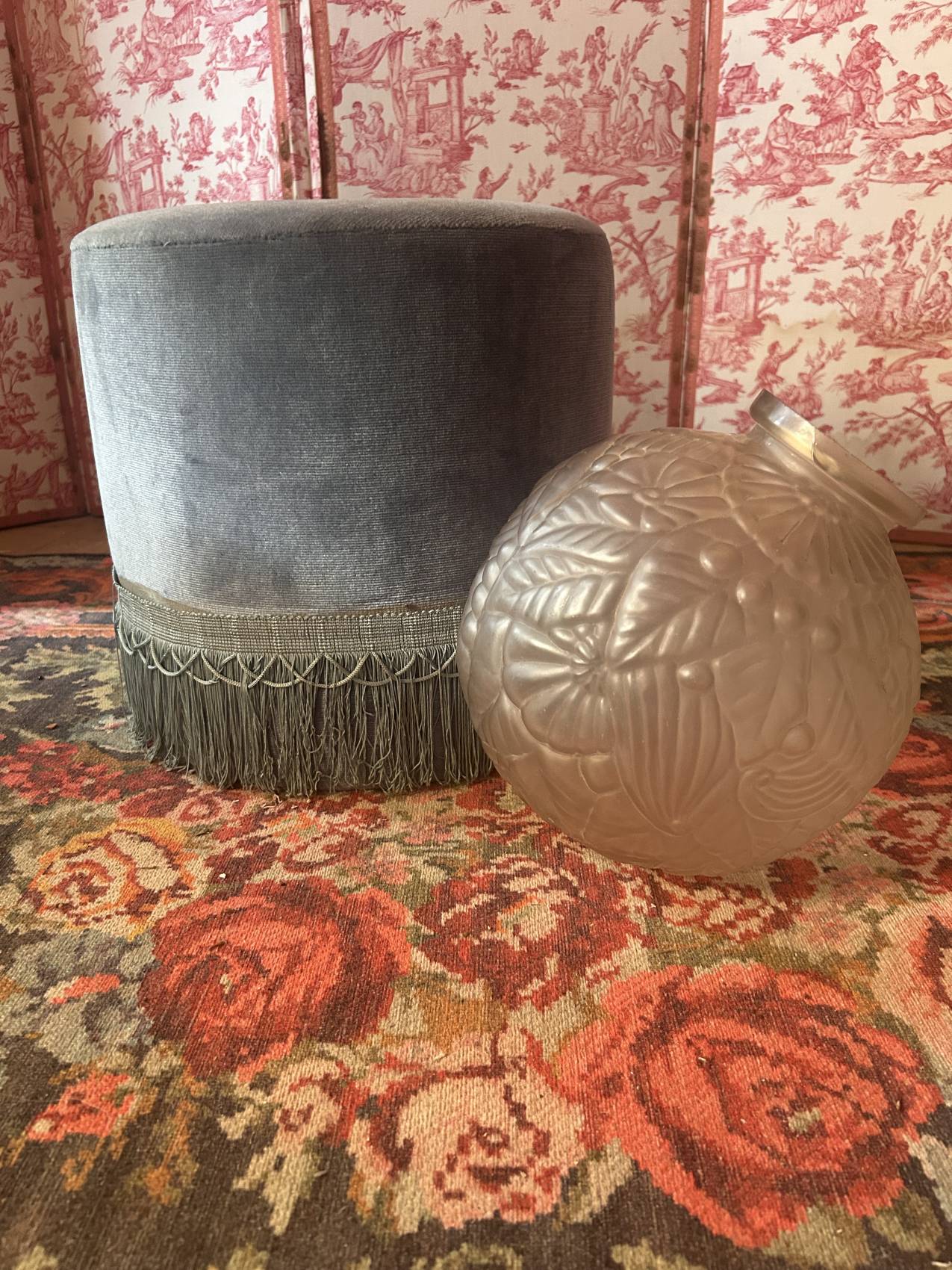 Pouf vintage années 60 en velours bleu ciel chic et pratique