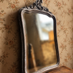 Grand miroir ancien Louis XV en bois sculpté et glace biseautée – Vers 1900 Patine à l'ancienne