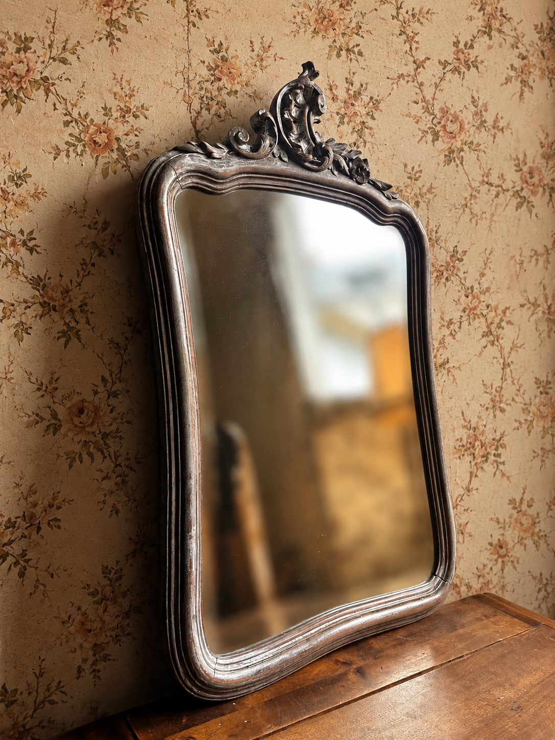 Grand miroir ancien Louis XV en bois sculpté et glace biseautée – Vers 1900 Patine à l'ancienne