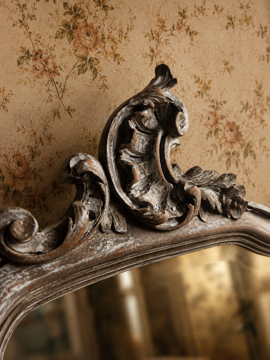 Grand miroir ancien Louis XV en bois sculpté et glace biseautée – Vers 1900 Patine à l'ancienne