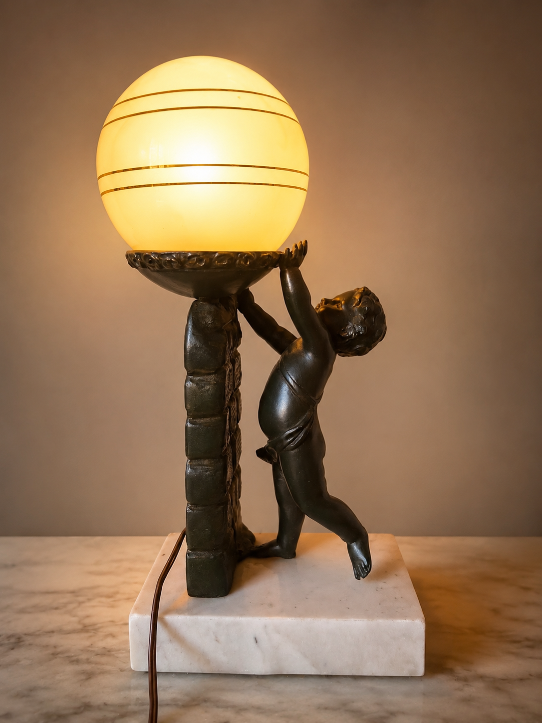 Lampe ancienne style Louis XVI au petit ange Vers 1900 l'éloge de la tendresse