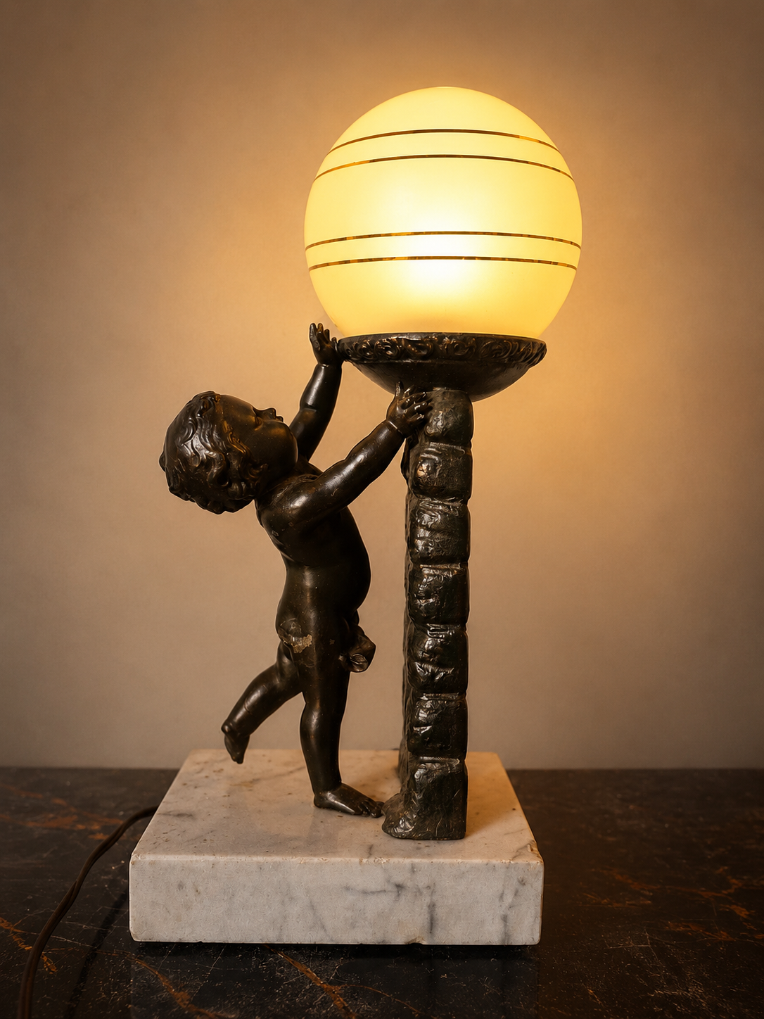 Lampe ancienne style Louis XVI au petit ange Vers 1900 l'éloge de la tendresse