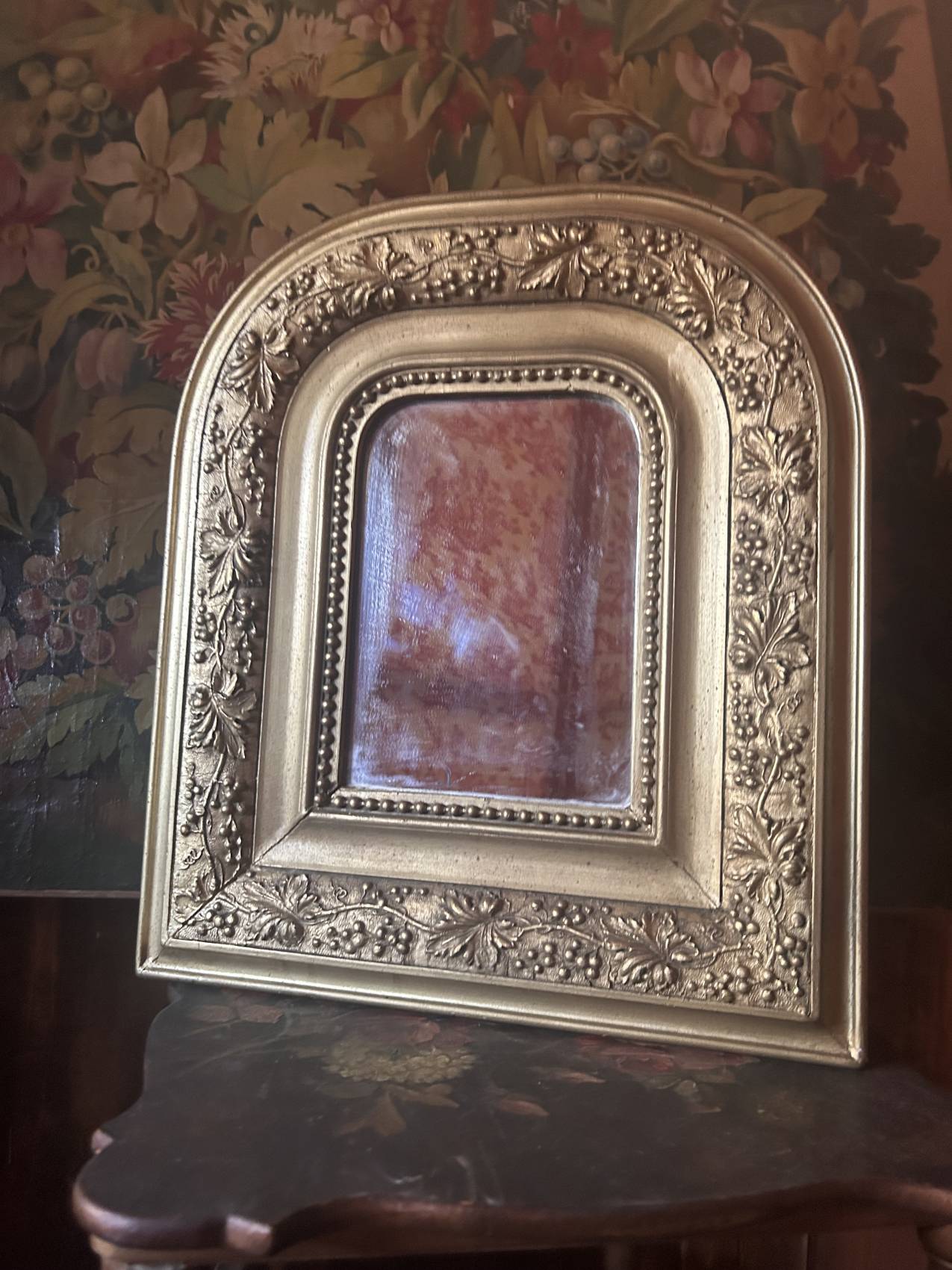 Miroir ancien en bois et stuc doré à décor de vigne – Fin XIXe siècle au format atypique