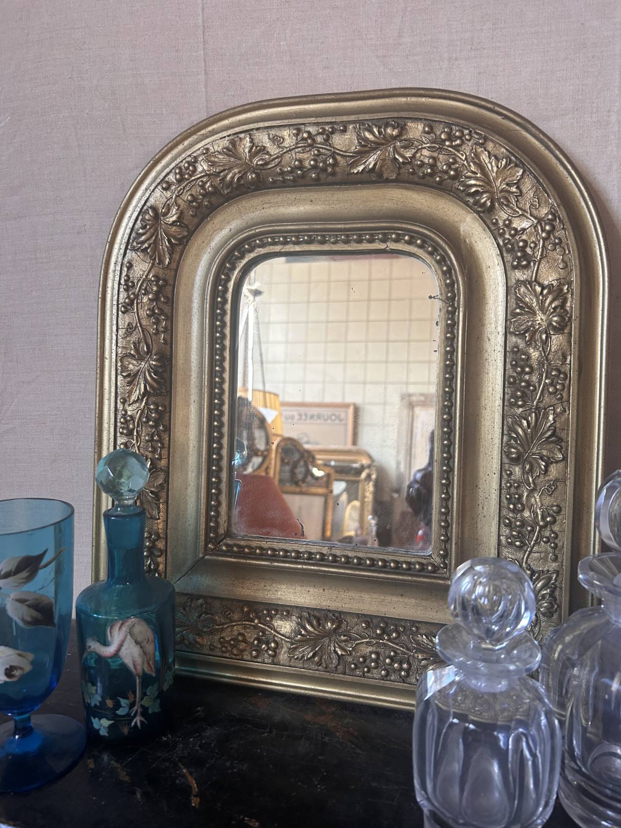 Miroir ancien en bois et stuc doré à décor de vigne – Fin XIXe siècle au format atypique – Image 3