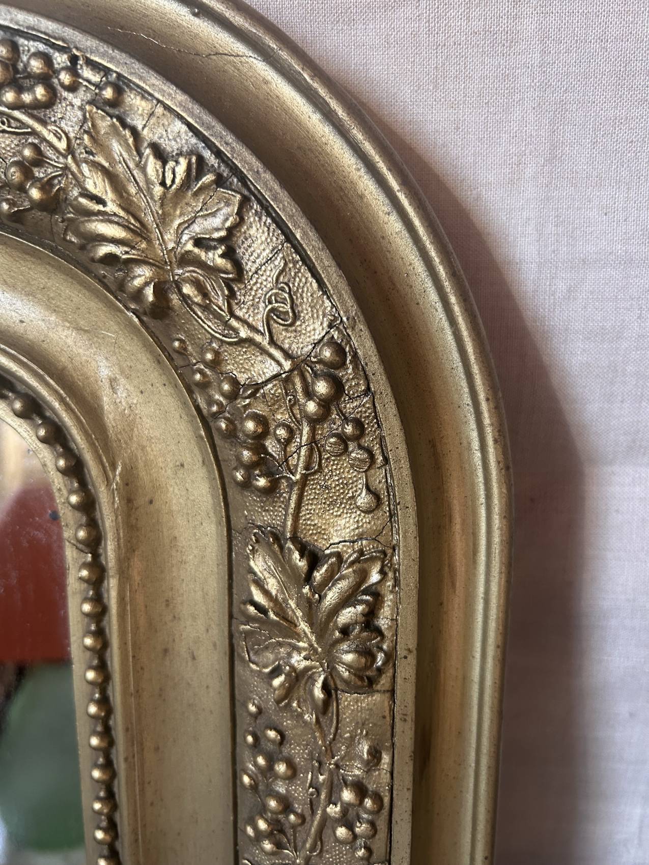 Miroir ancien en bois et stuc doré à décor de vigne – Fin XIXe siècle au format atypique – Image 4