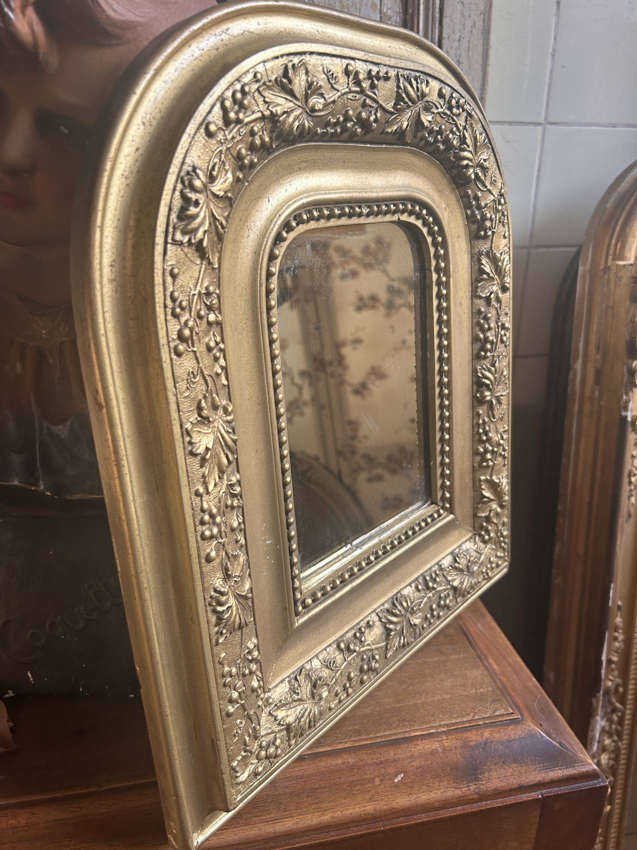 Miroir ancien en bois et stuc doré à décor de vigne – Fin XIXe siècle au format atypique – Image 5