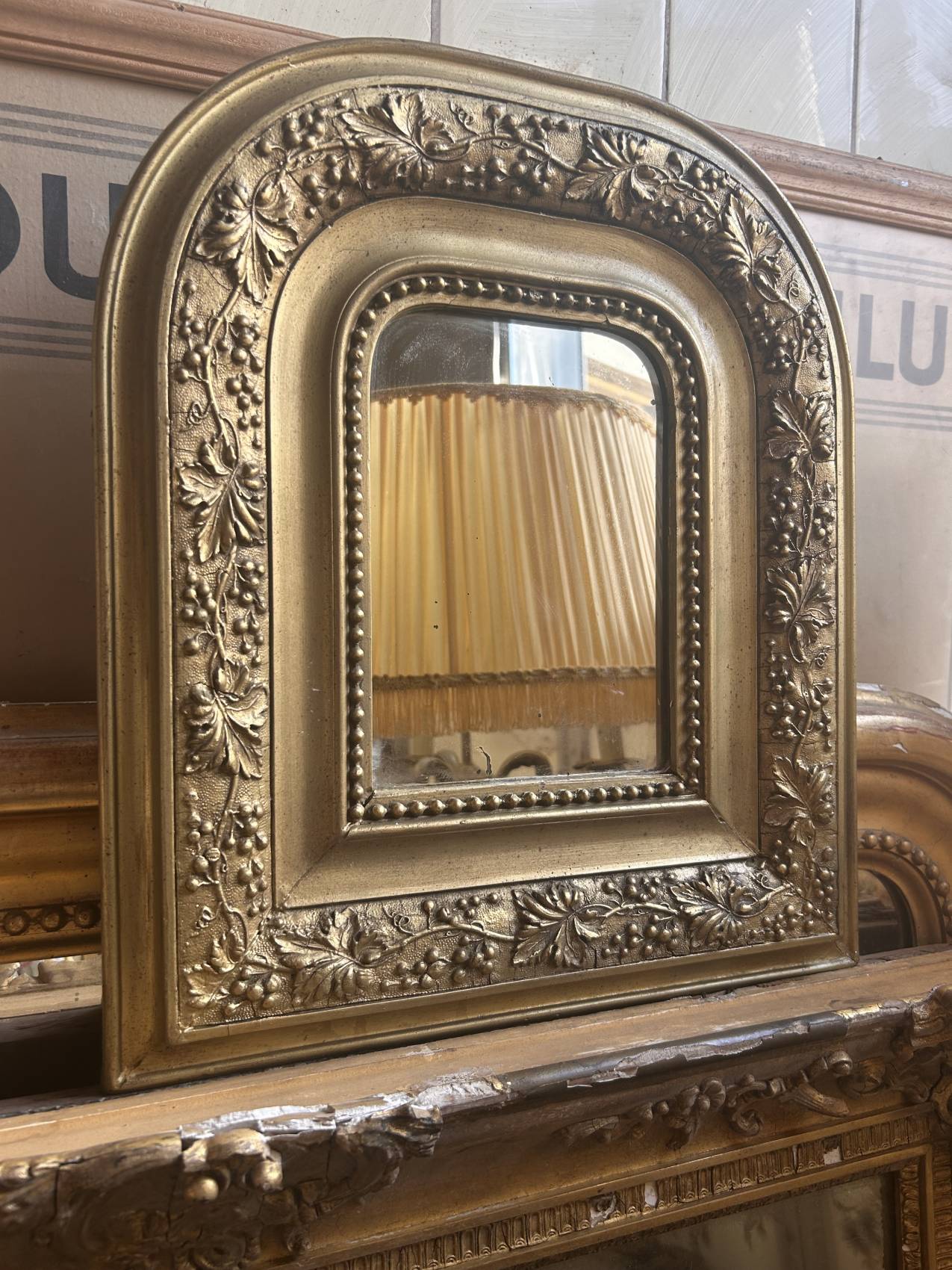 Miroir ancien en bois et stuc doré à décor de vigne – Fin XIXe siècle au format atypique – Image 6