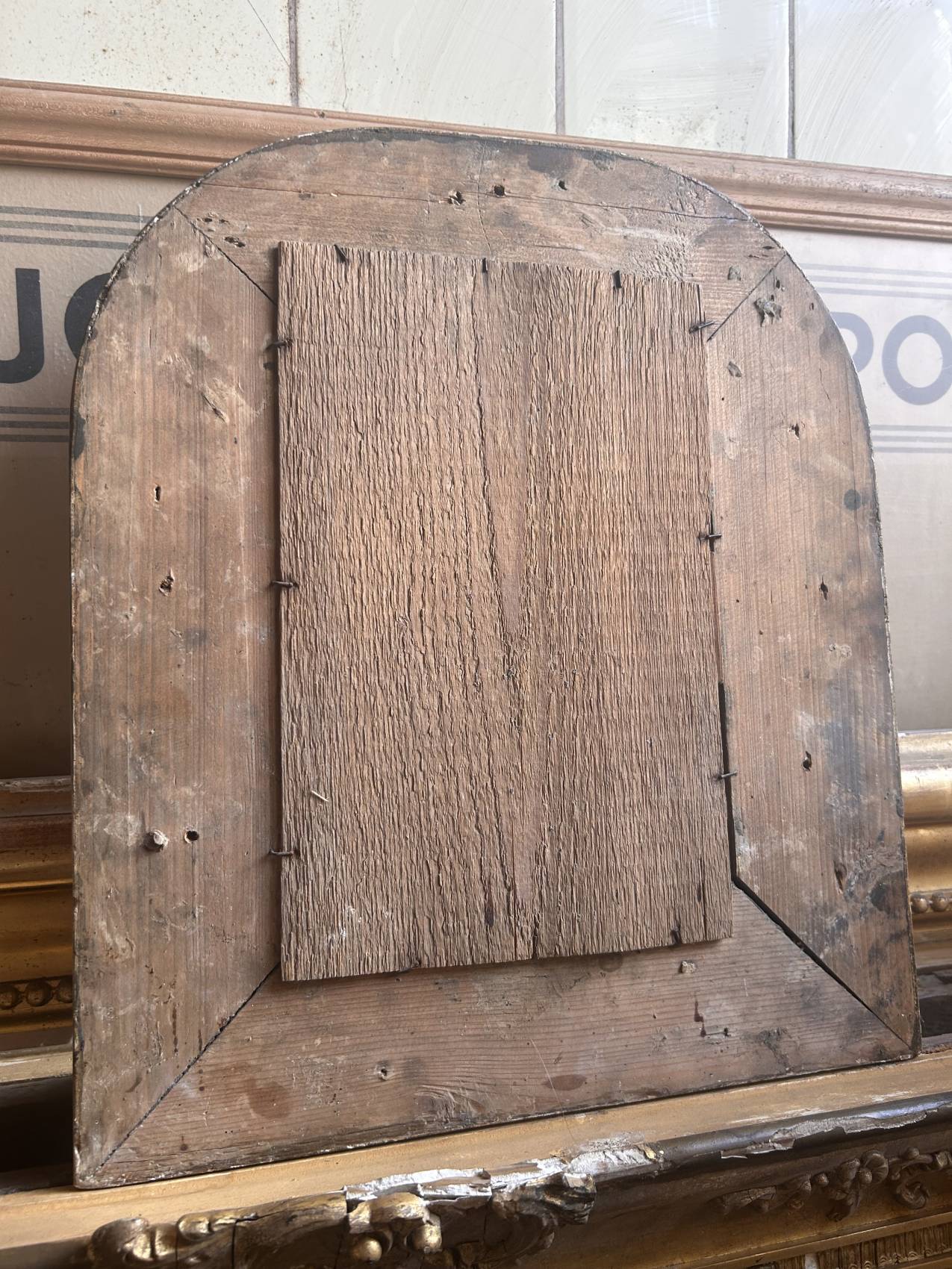 Miroir ancien en bois et stuc doré à décor de vigne – Fin XIXe siècle au format atypique – Image 7