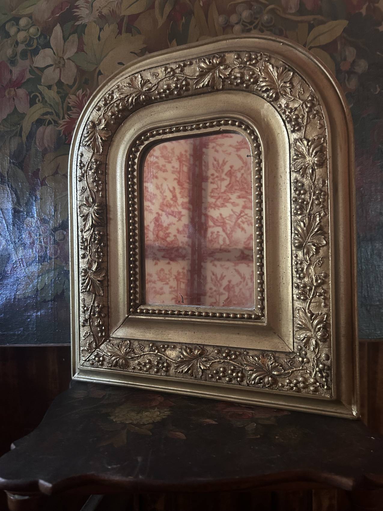 Miroir ancien en bois et stuc doré à décor de vigne – Fin XIXe siècle au format atypique – Image 8