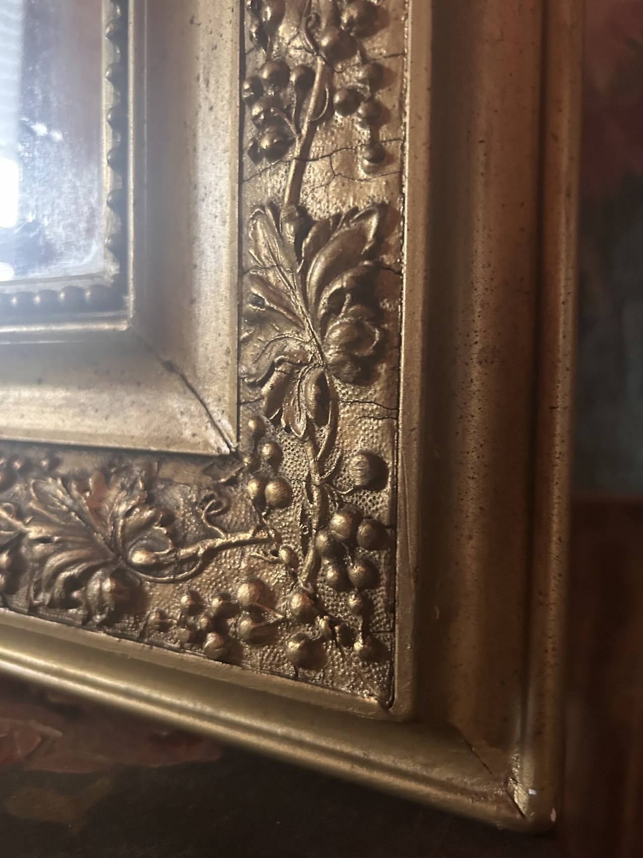 Miroir ancien en bois et stuc doré à décor de vigne – Fin XIXe siècle au format atypique – Image 9