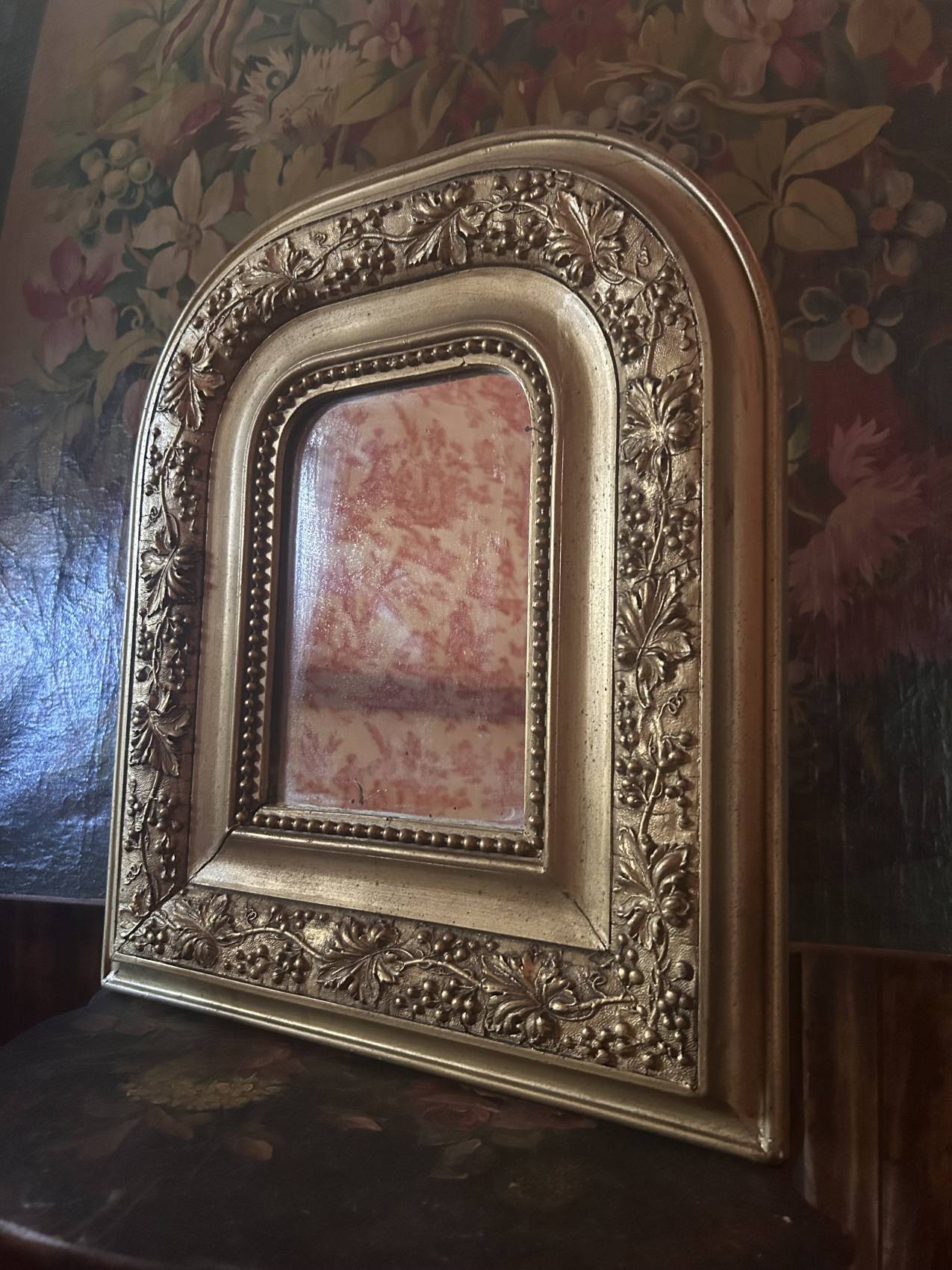 Miroir ancien en bois et stuc doré à décor de vigne – Fin XIXe siècle au format atypique – Image 12