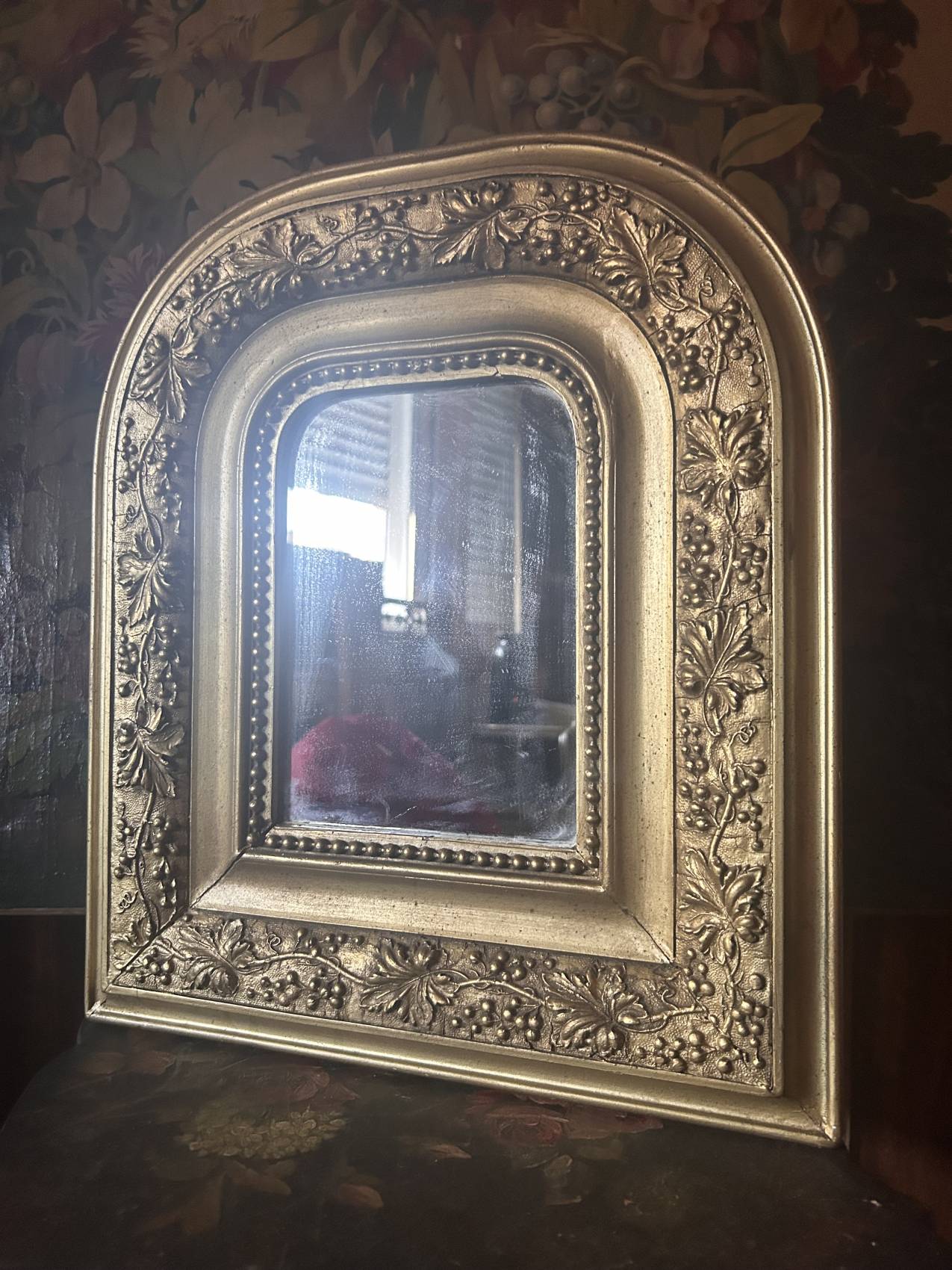 Miroir ancien en bois et stuc doré à décor de vigne – Fin XIXe siècle au format atypique – Image 14