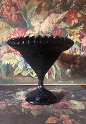 Grande coupe sur pied en opaline noire Art déco des années 1930 une rareté atypique