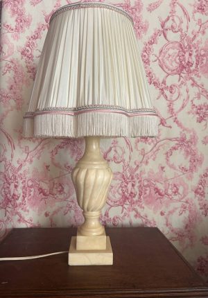 Lampe en albâtre et abat-jour plissé en soierie , le chic glamour