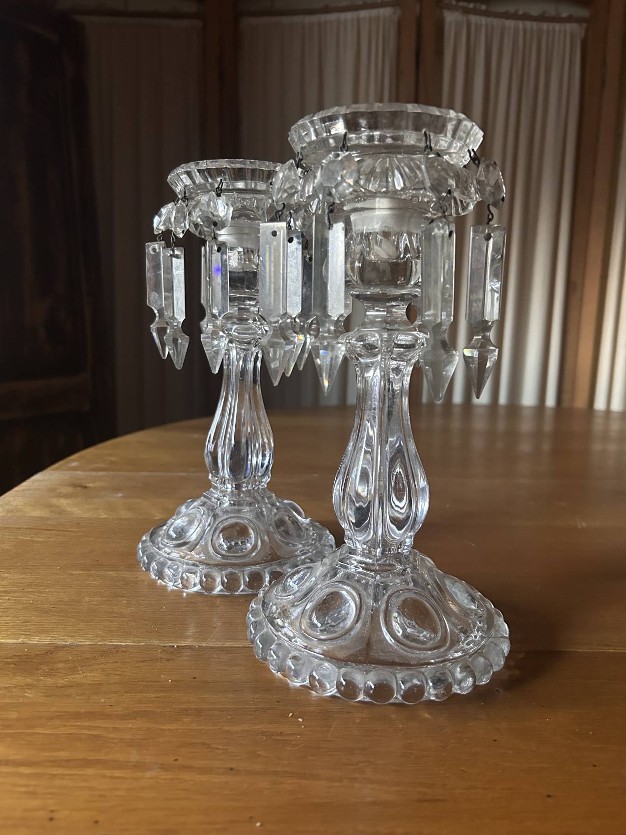 Paire de grands bougeoirs Baccarat en cristal avec pampilles, rareté de choix – Image 2