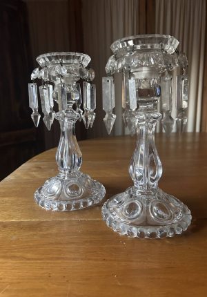 Paire de grands bougeoirs Baccarat en cristal avec pampilles, rareté de choix